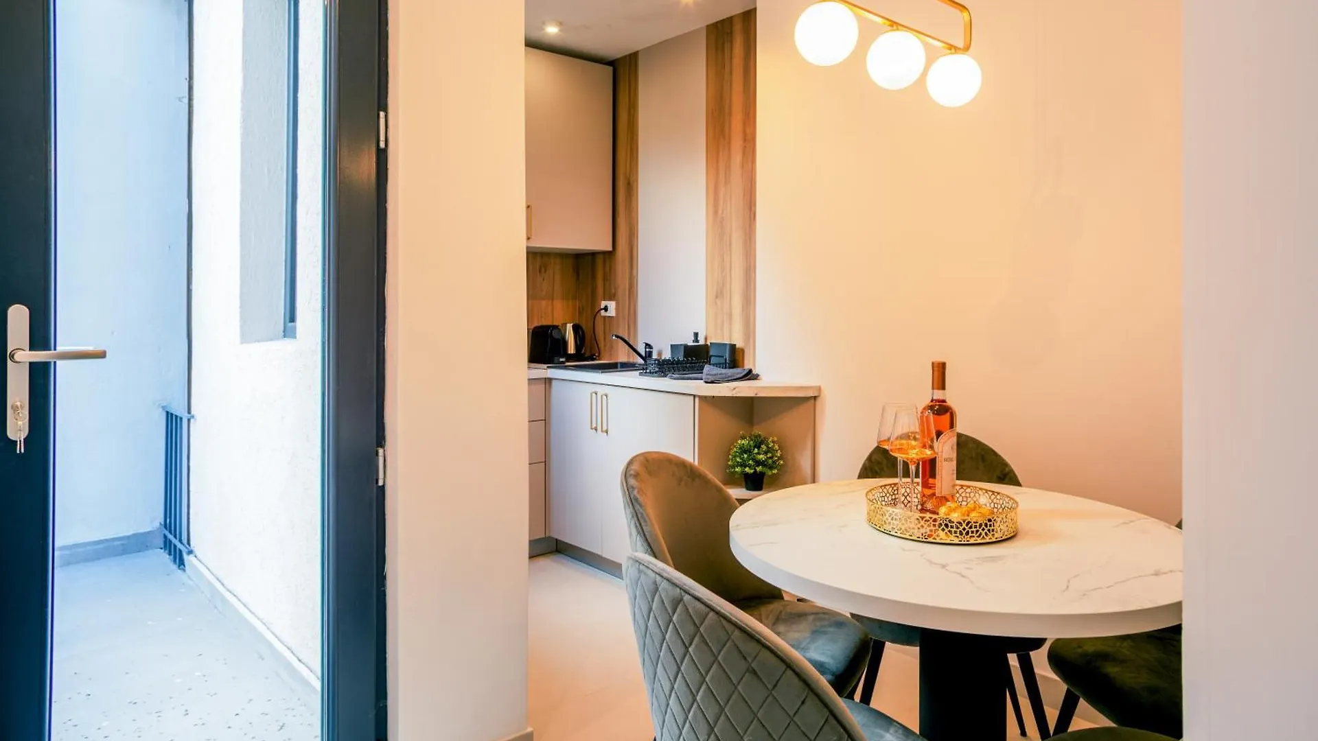 Radisson Luxe - At Victoriei Avenue Apartment Bucharest 0*,  Romania